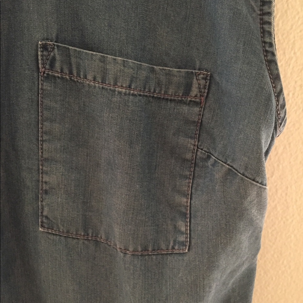 Sleeveless chambray button down - Picture 2 of 7